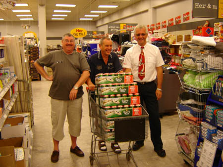 00374 ANDREW, DEREK & MATS WITH BEER STOCKS 27.06.05