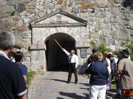 00591 OUR GUIDE AT KONGSVINGER FORTRESS 09.07.05