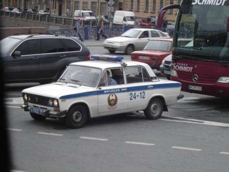 00917 RUSSIAN COPS IN THEIR LADA ST. PETERSBURG 22.07.05