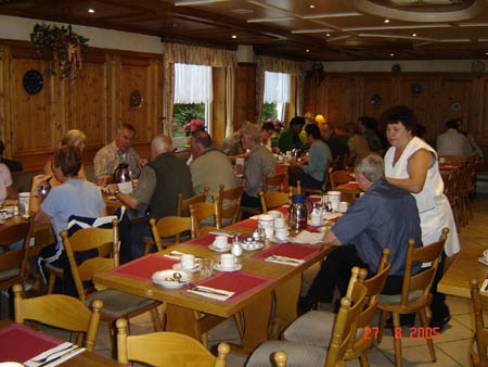 01281 BREAKFAST AT THE MERCUR HOTEL WEISBADEN