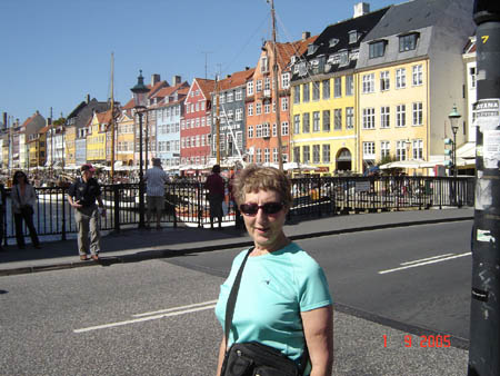 01372 MARGARET ENJOYING NYHAVN