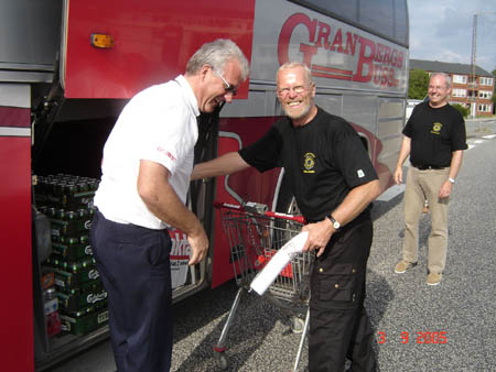 01398 MATS,NIELS & MICHAEL LOADING THE BEER IN AARHUS