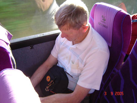 01422 LEN KANE CATCHING UP ON THE BUS