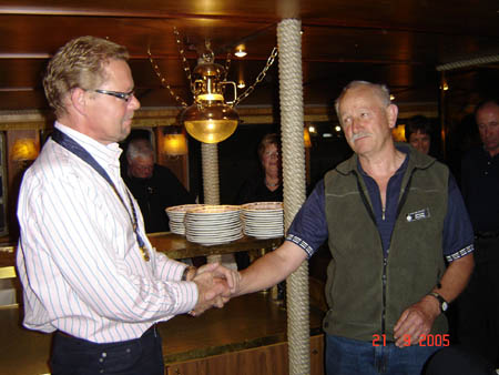 01657 GRAHAM BARTRAM THANKING JARI AT TURKU