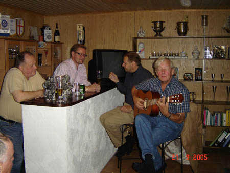 01660 FINNISH HOSTS AT JARI'S HOME