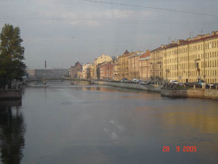 01736 PEACEFUL CANAL SCENE IN ST. PETERSBURG